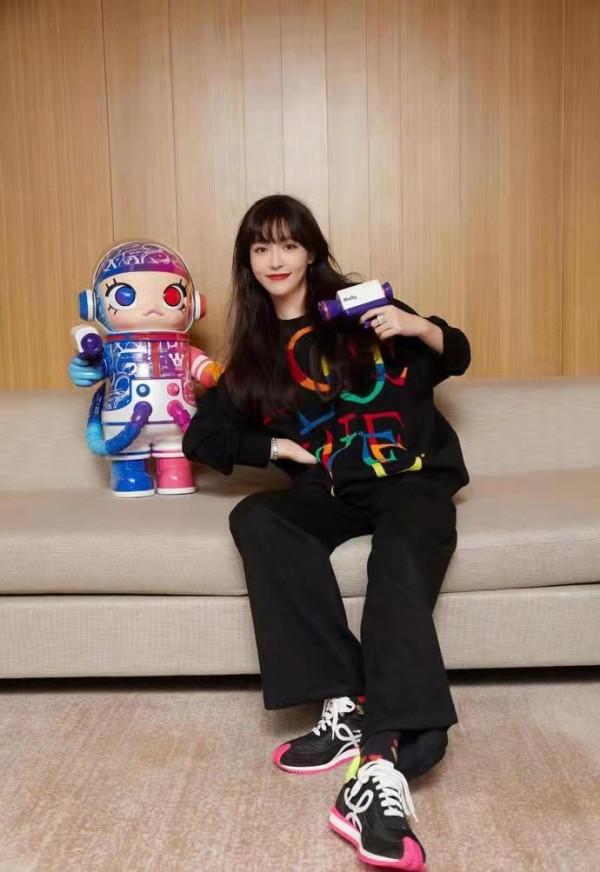 唐嫣的空氣劉海好顯年輕，穿一身黑都搶眼，笑起來甜美似少女