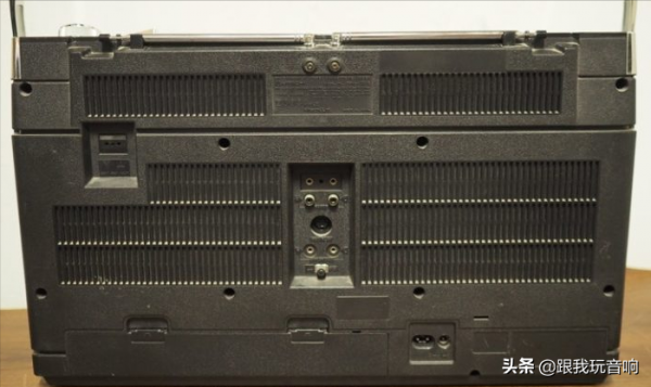 介紹一種日立 雙UV表4波段收音機 行動式錄音機 TRK-8180和TRK-8181