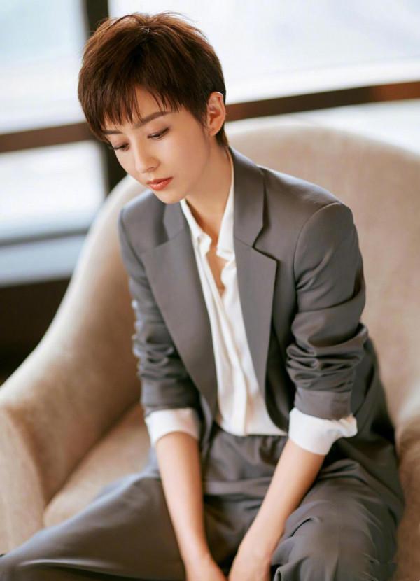 佟麗婭哪像當媽的人,白色連衣裙清新甜美,離婚後美出“仙女範” 佟麗婭哪像當媽的人,白色連衣裙清新甜美,離婚後美出“仙女範”