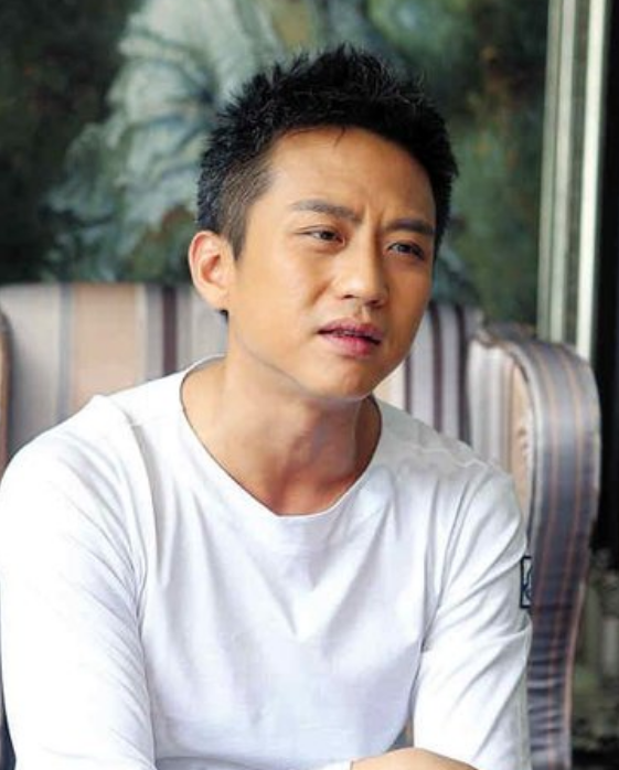 鄧超：姐姐掏空積蓄供他讀書，成名後回報姐姐2套房