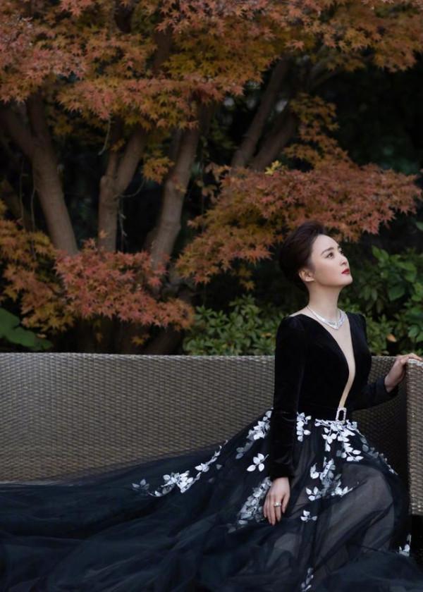 46歲蔣勤勤還這麼敢穿,黑裙領口開到腹部,打扮貴氣真有豪門範 46歲蔣勤勤還這麼敢穿,黑裙領口開到腹部,打扮貴氣真有豪門範