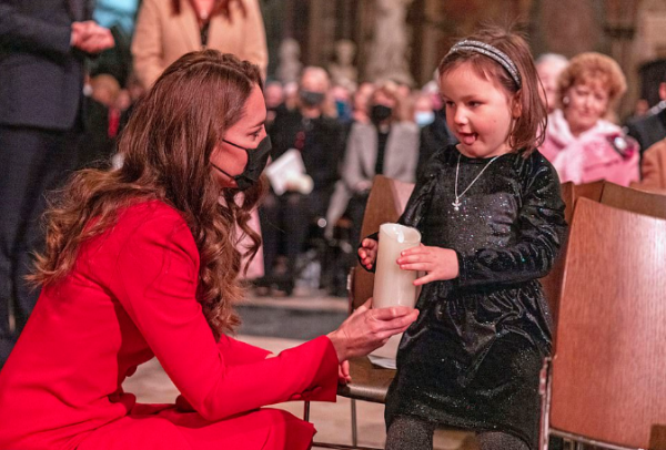 凱特高調亮相,全紅造型在孃家人面前美得閃耀,弟媳首次參與活動 凱特高調亮相,全紅造型在孃家人面前美得閃耀,弟媳首次參與活動