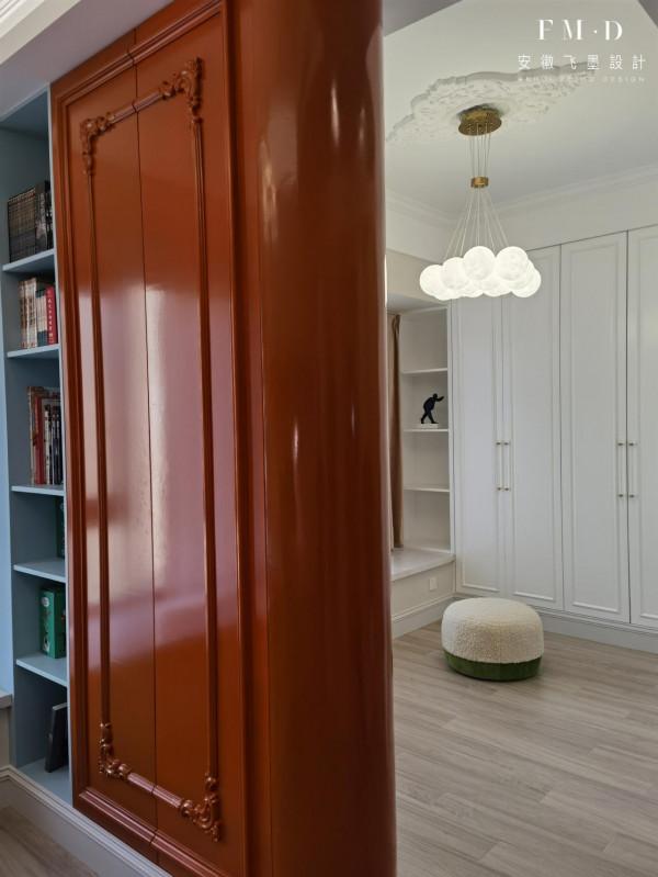 砌個弧形隔斷，一邊做書房，一邊做衣帽間，家居動線設計太舒適了