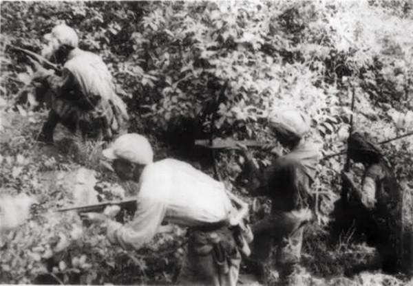 戰士抽菸有一個小習慣,無意中讓追捕多日的匪首自投羅網 戰士抽菸有一個小習慣,無意中讓追捕多日的匪首自投羅網