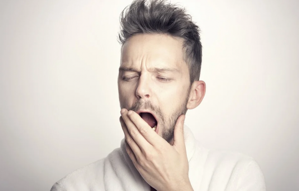 晚上睡覺容易醒是什麼原因？