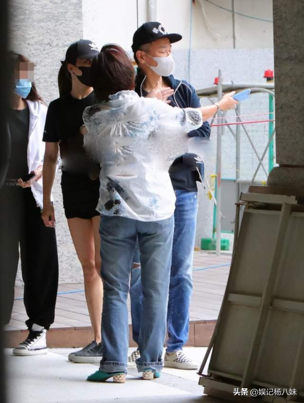 52歲陶喆近照老太多，臉部消瘦，法令紋重，和小17歲妻子像兩代人