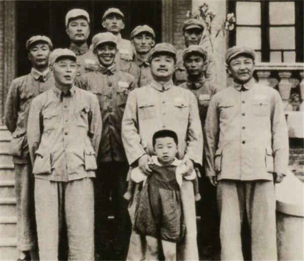 賀老總說我是師長你是軍長你來指揮,軍長推脫,結果由旅長指揮 賀老總說我是師長你是軍長你來指揮,軍長推脫,結果由旅長指揮