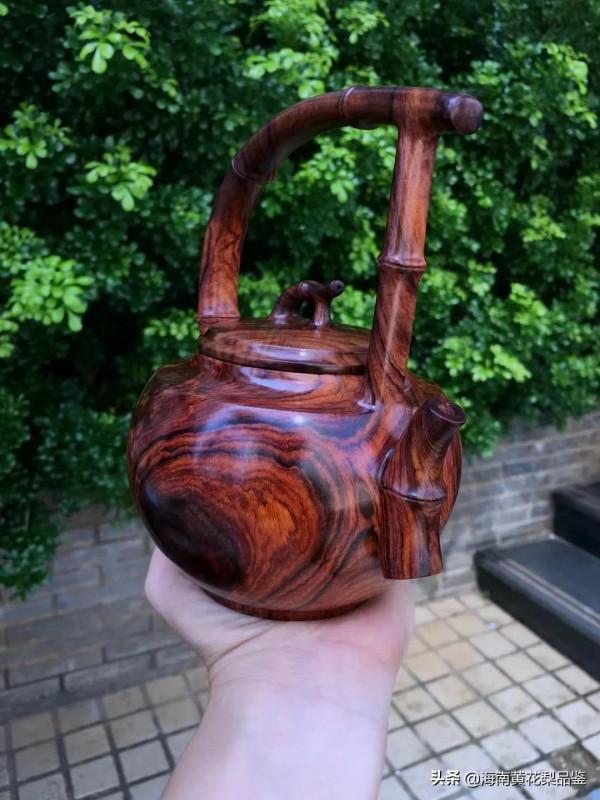 「趣竹提樑壺」吳嶽傑大師親工制極品海南黃花梨紫紅油油梨 「趣竹提樑壺」吳嶽傑大師親工制極品海南黃花梨紫紅油油梨