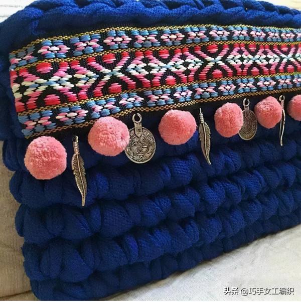 她將幾塊錢的繡片縫在包包上，真的不能再美了