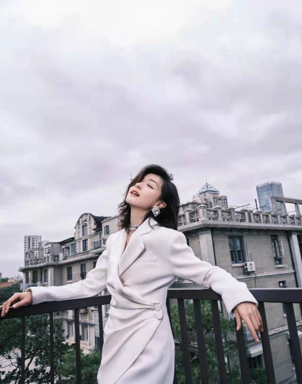 萬茜上演“冰美人”，穿藍白相間羽毛裙在雪中拍照，冷豔範十足