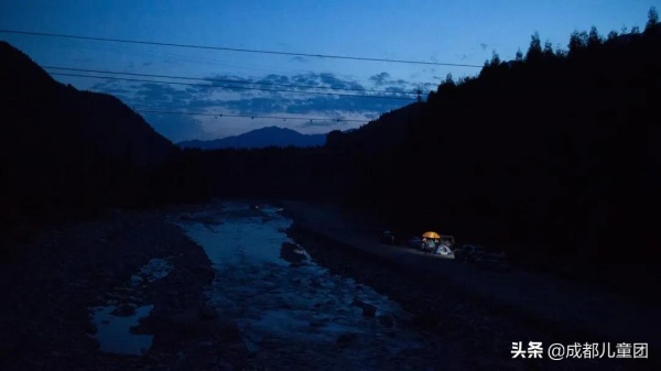 為孩子構建另一種審美可能性，她帶著娃去山裡“走野路”