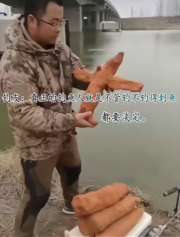 看見大魚但釣不起來,兩男子竟抽水抓魚,網友:是不是玩不起? 看見大魚但釣不起來,兩男子竟抽水抓魚,網友:是不是玩不起?
