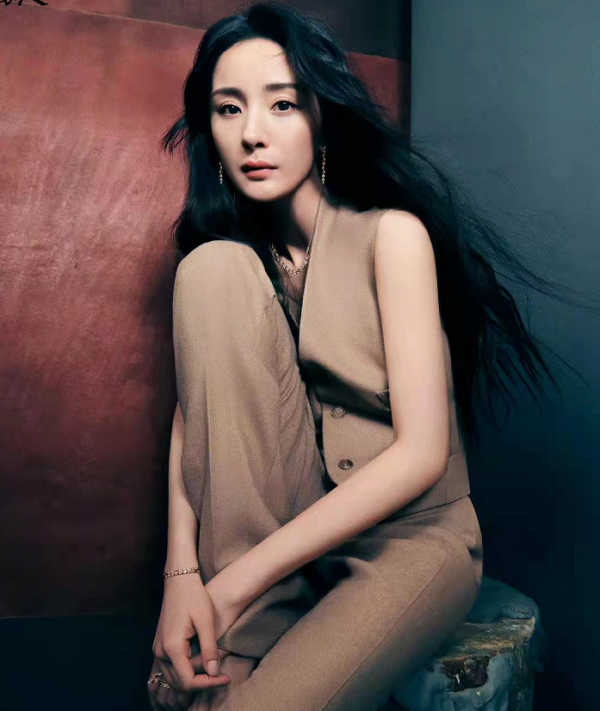 楊冪虎年事業開掛！新大片化濃妝“換臉”超霸氣，當上副會長超牛