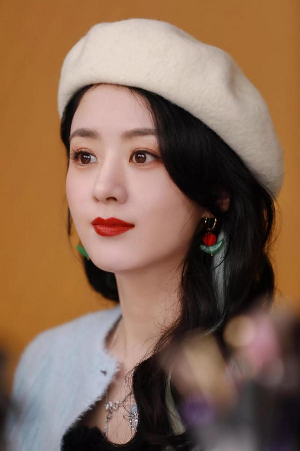 趙麗穎美圖,身穿淺藍上衣,頭戴貝雷帽,優雅靈動,溫婉可人 趙麗穎美圖,身穿淺藍上衣,頭戴貝雷帽,優雅靈動,溫婉可人