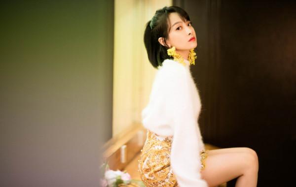 33歲的宋茜也太甜了，穿拼接針織衫配粉色單肩包，少女感爆棚