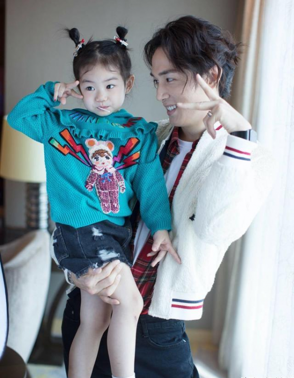 星二代中就服戚薇的女兒，長得可愛讓人好想捏一下，很有優勢