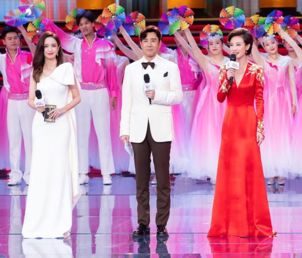 北影節，佟麗婭高定被嘲像浴巾，鞏俐休閒裝配百萬珠寶巨星範十足