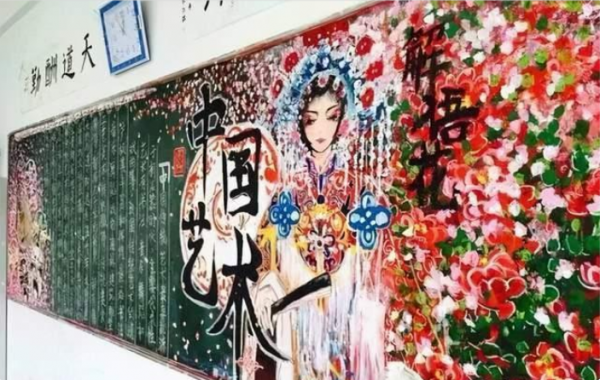 初中生黑板報走紅，班主任看後捨不得擦，隔壁班同學羨慕不已