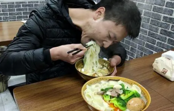 頻繁放屁是肝不好嗎？提醒：放屁多，或與3個因素有關，儘早改善