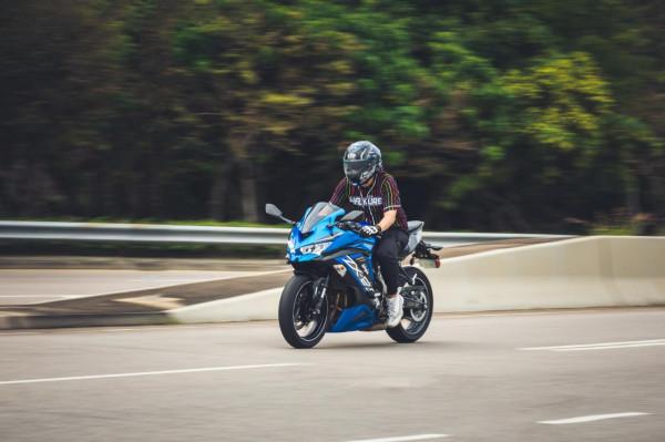 舊時代的本田CBR250RR與新時代的川崎ZX25R摩托車對決測評