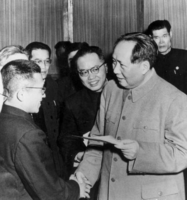 1950年,一湖北鐵匠看到毛主席肖像,眼睛一亮:這不是我兄弟嗎? 1950年,一湖北鐵匠看到毛主席肖像,眼睛一亮:這不是我兄弟嗎?