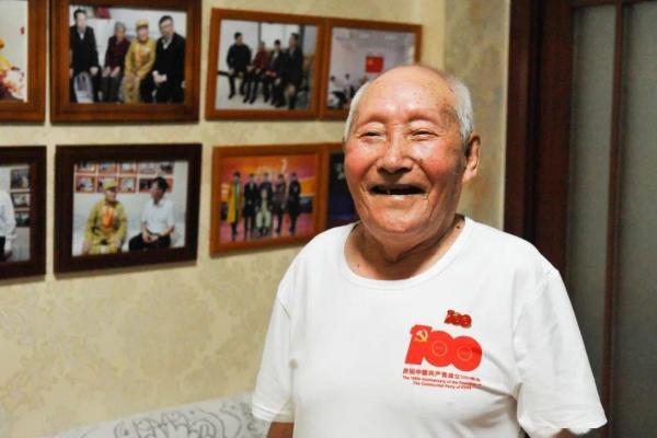 94歲供電公司老員工，登記資訊時，含淚拿出一張71年前的報功書