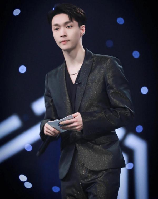 讓這幾位男明星告訴你們,男生穿起西裝來有多正 讓這幾位男明星告訴你們,男生穿起西裝來有多正