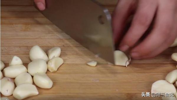 醃臘八蒜時,只放醋就錯了,大廚教你一招,味道純正,2天就變綠 醃臘八蒜時,只放醋就錯了,大廚教你一招,味道純正,2天就變綠