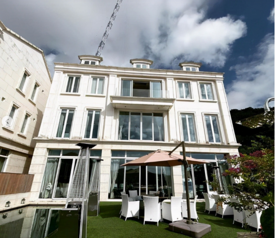 賭王女兒何超儀三層別墅曝光!牆壁掛滿名畫,嫁富豪老公未生子 賭王女兒何超儀三層別墅曝光!牆壁掛滿名畫,嫁富豪老公未生子