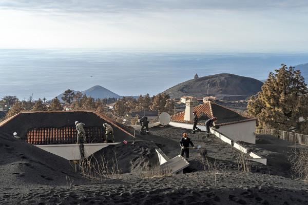 西班牙老昆布雷火山“恢復平靜”大量火山灰覆蓋附近地區