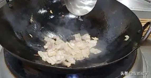 炒蒜臺炒肉時,記住這一步,讓你炒出來的蒜臺脆綠斷生更入味 炒蒜臺炒肉時,記住這一步,讓你炒出來的蒜臺脆綠斷生更入味