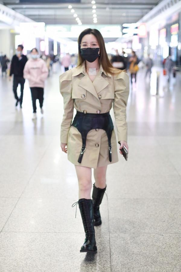 金莎私底下還挺成熟的，穿羊腿袖風衣配皮腰封，帥氣打扮好颯爽