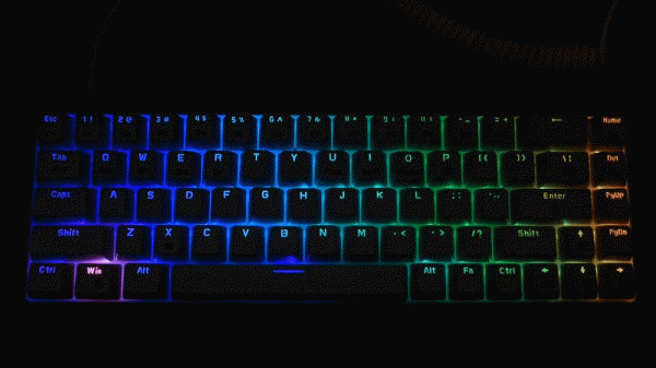 這鍵盤玩上就不想鬆手，平民好價，軸體熱插拔，還有RGB