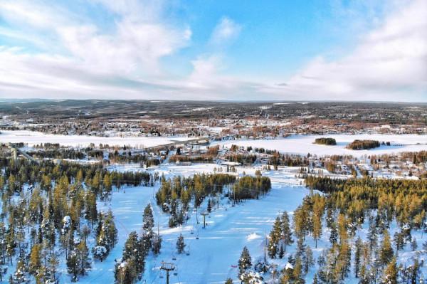 北極圈內唯一的省會城市，曾被夷為平地，現在是知名旅遊城市