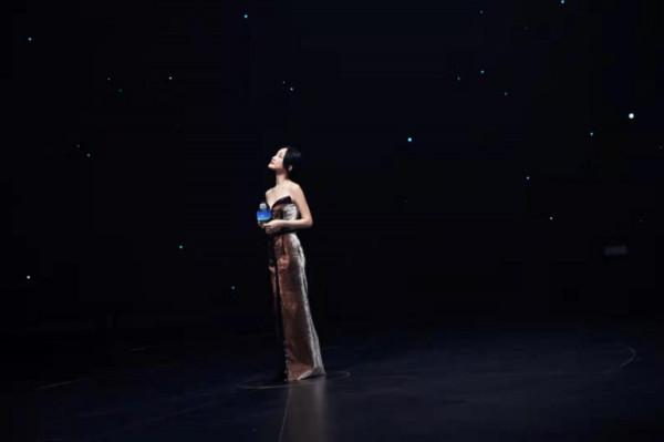 周迅自帶高階感！穿抹胸鎏金裙出席五菱活動，隨手一拍比大片還美