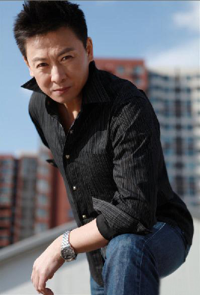 “凍齡男神”胡亞捷：曾與妻子四處租房住，三世同堂最幸福