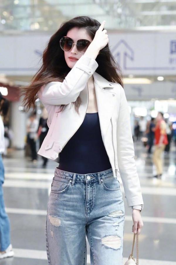 何穗否認戀情後首現身,白夾克搭配破洞褲真時髦,這氣質絕了 何穗否認戀情後首現身,白夾克搭配破洞褲真時髦,這氣質絕了