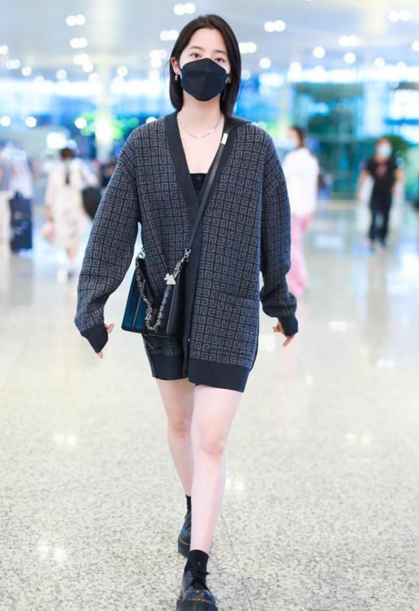 王珞丹和歐陽娜娜還挺反差的，相差16歲，但穿衣風格像是反過來了