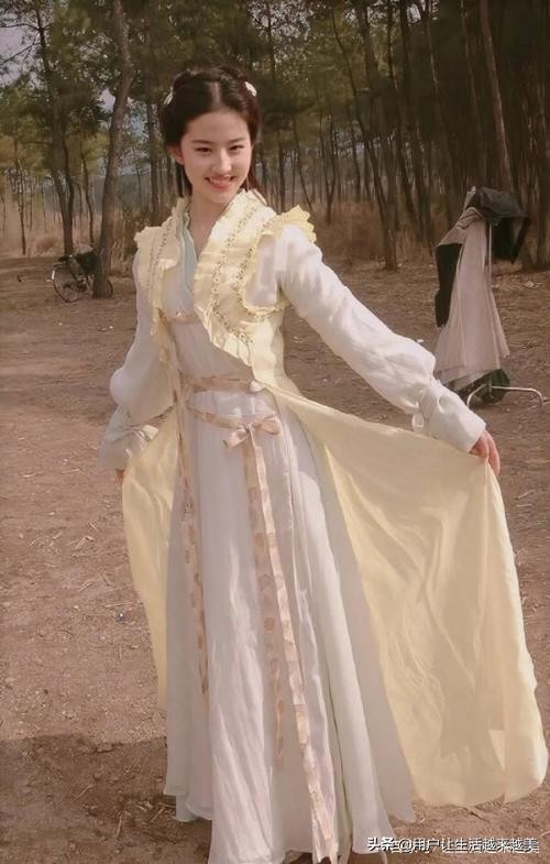 陳妍希一襲露肩長裙仙氣飄飄