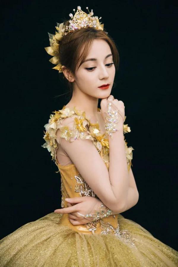 迪麗熱巴走紅毯的樣子 迪麗熱巴走紅毯的樣子