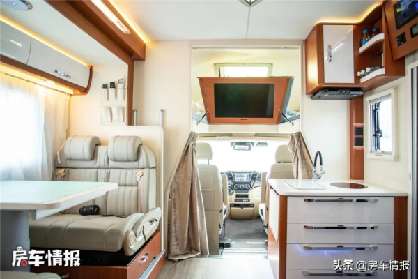 黑金剛房車真帥！越野外觀氣場不輸烏尼莫克，出廠帶電14度隨便用