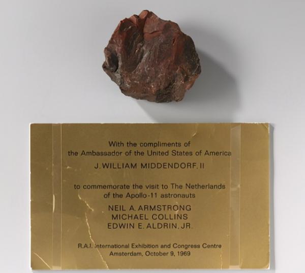 美國贈送的月岩被證實是假貨，荷蘭網友：這國際玩笑開大了