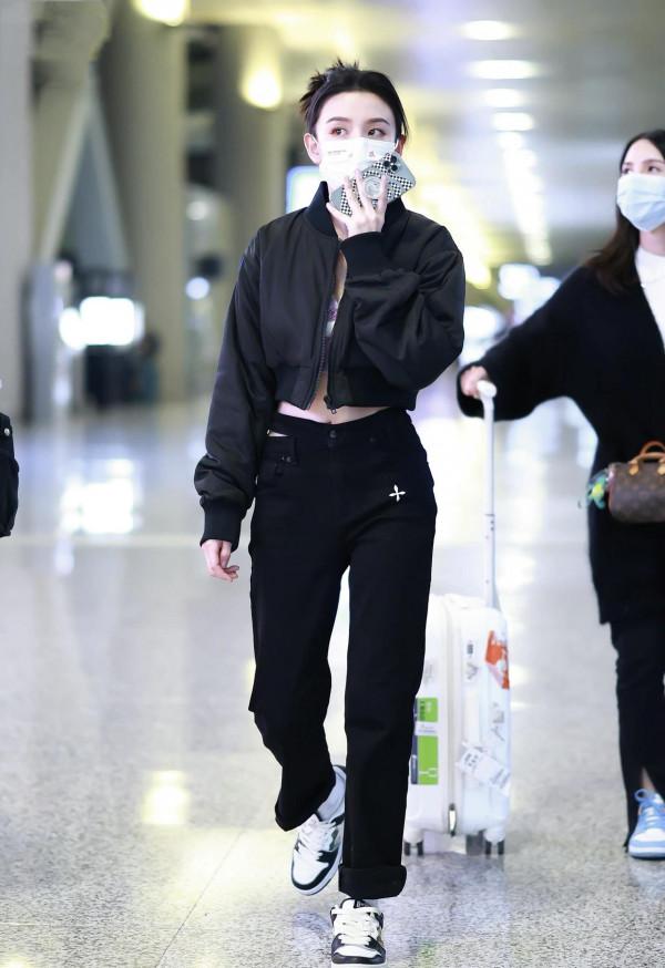 宋祖兒私服搭配也美到爆！穿短夾克配抹胸走機場，隨意夾發太洋氣