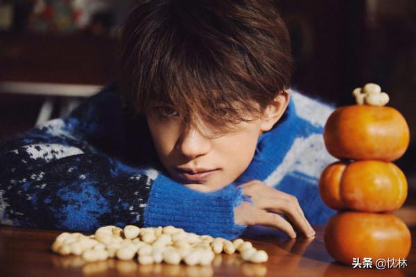 易烊千璽藍色毛衣配牛仔褲，非常的好看！看著都暖