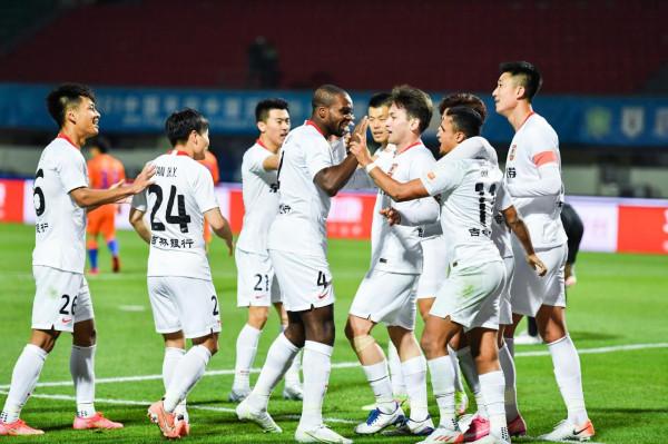 足球——中超:山東泰山隊勝長春亞泰隊 足球——中超:山東泰山隊勝長春亞泰隊