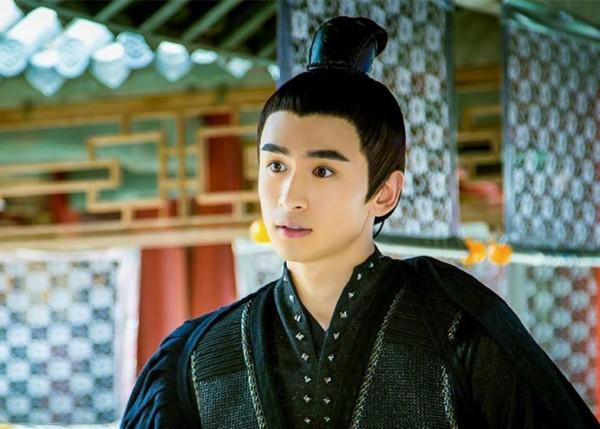 被星探發掘時，袁潔瑩在吵架，王俊凱在廁所，他被追著跑了6條街