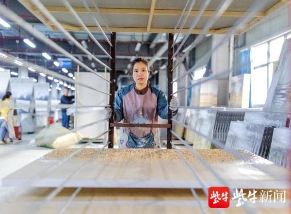 二百多名畫工，流水線作業一人一筆畫	油畫
中國最大油畫複製工廠竟然就“躲”在周莊