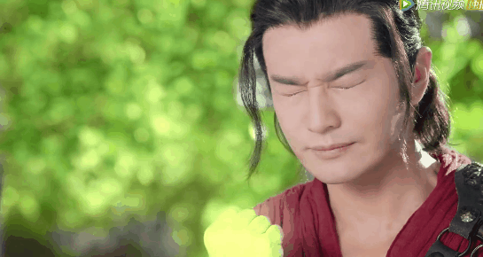 抱歉我笑了！影視劇中的吐血戲，有人像裝了噴泉，有人像在放煙花