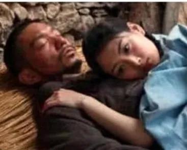 血戰邊城之二：土匪打老鼠洞偷襲，偵察員化裝巫師劃幹龍船送情報