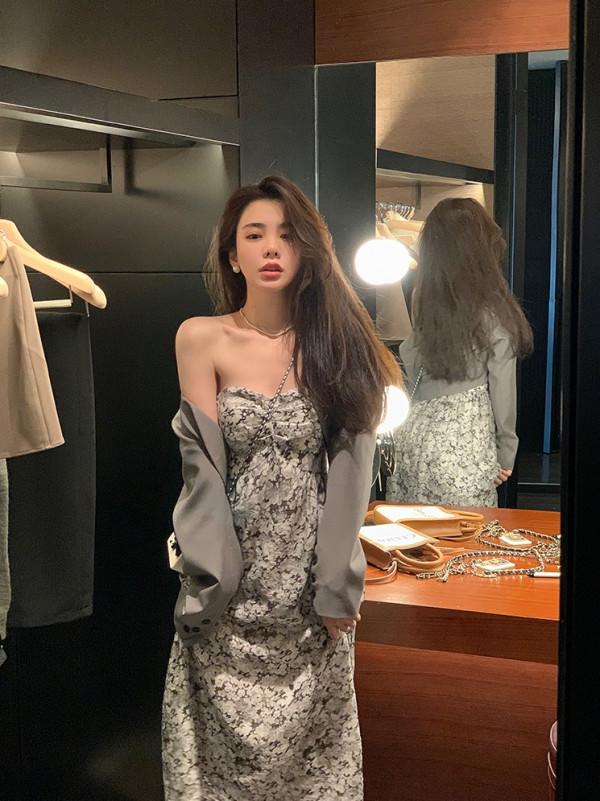 短款西裝外套+碎花連衣裙的搭配